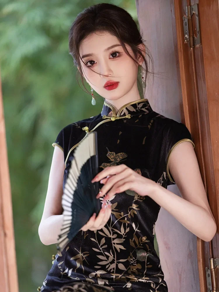 

Old Shanghai Retro Style Velvet Cheongsam Temperament 2024 Autumn and Winter New Elegant Young Style Qipao Dress