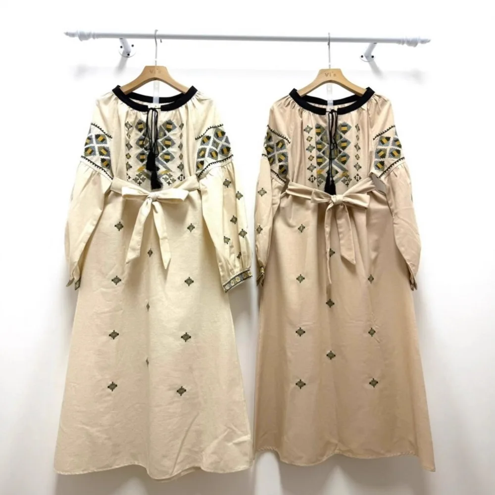 Sukienka damska w stylu etno retro z haftem, okrągły dekolt, rękawy typu latarnia, sznurowadła, frędzle, midi, jesień 2026, styl boho, vestidos