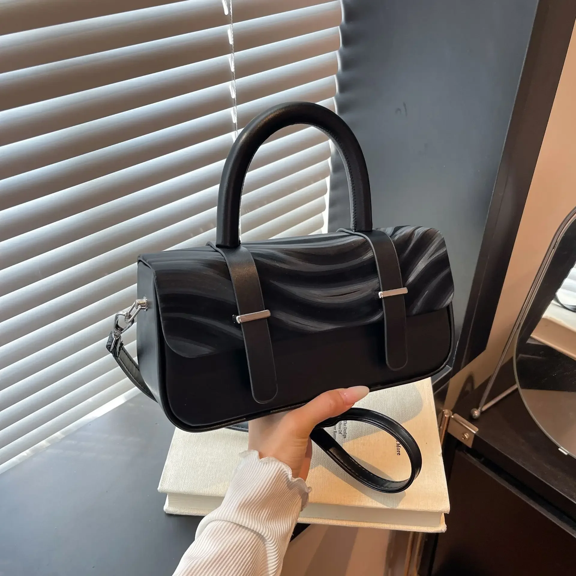 

Новинка 2023 года, нишевая женская сумка через плечо, модная универсальная ручная маленькая квадратная элегантная сумка через плечо с цветными блоками