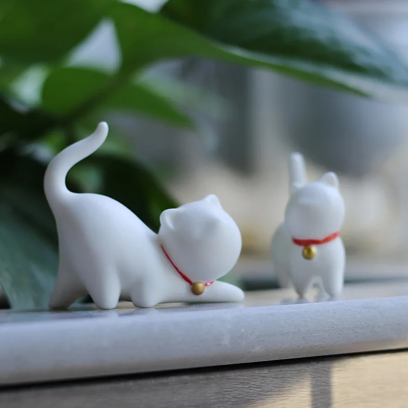 White Porcelain Cute Cats Figurines Miniatures Desktop Lucky Cat Ornaments Handmade Small Animal Tea Pet Home Decors Accessories