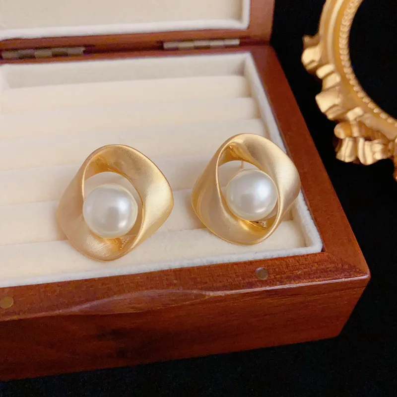 Boucles d'oreilles clous en perles géométriques métalliques exagérées style rétro français pour femme, bijoux de mode de luxe léger et exquis pour soirée