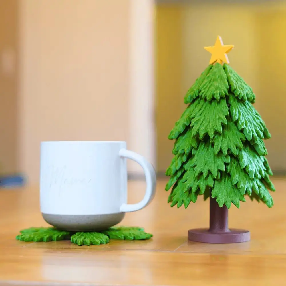 A Christmas tree shaped coaster set is cute and easy to put away, suitable for home decoration