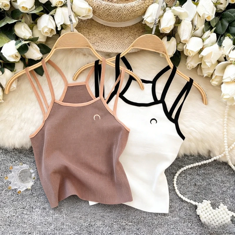 Top corto de punto elástico para mujer, blanco, sin mangas, con múltiples tiras, ribete en contraste y bordado de luna, estilo casual de verano, tipo camiseta sin mangas o chaleco.