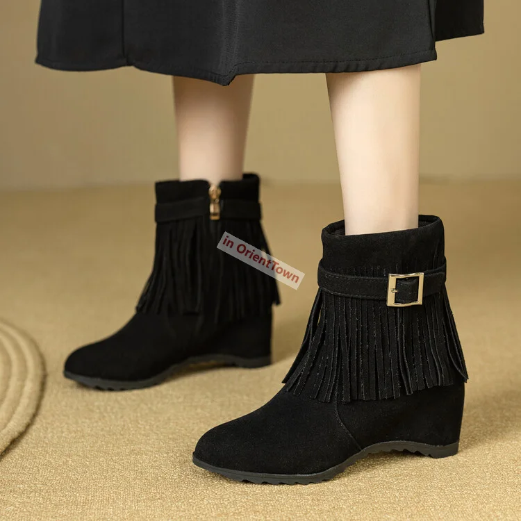 Botas con borlas versión coreana japonesa para niñas, tacón inclinado universitario, aumento de altura interior, hebilla de cinturón, bota corta para mujeres, talla 42