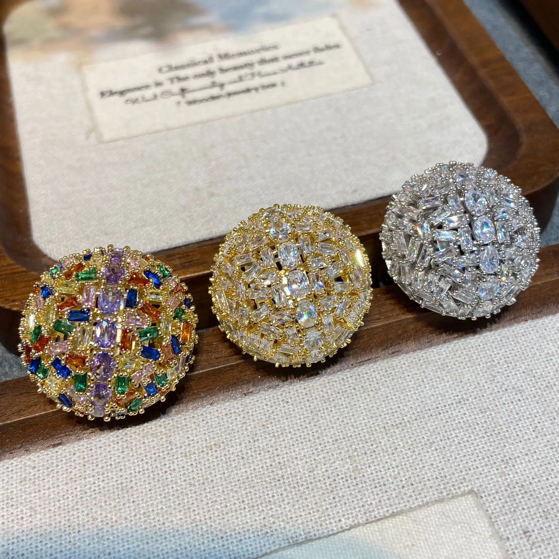 

Women's Vintage Fashion Flower Semi-round Spherical Zircon Opening Ring