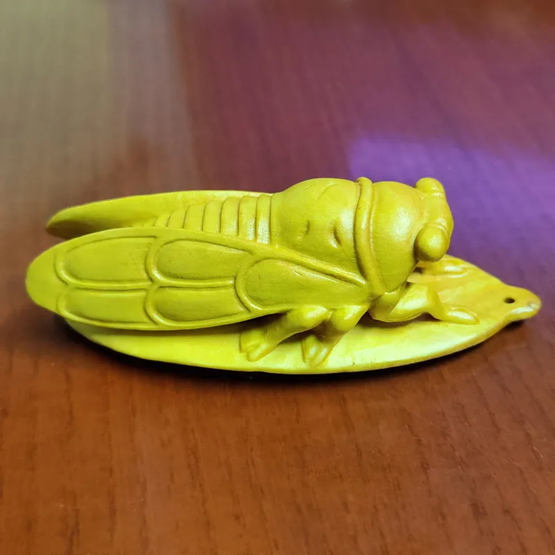 ST058 - 8 x 3 x 2.5 CM Boxwood Netsuke Figurine Carving - Pretty Cicada