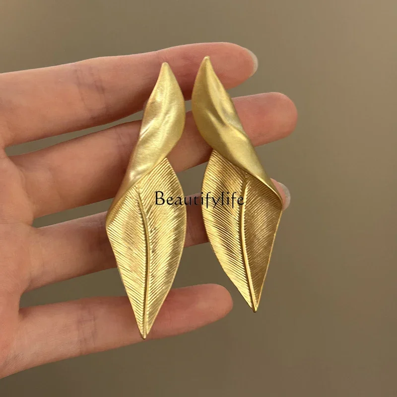 

Niche metal folding blade earrings personalized exaggerated stud earrings