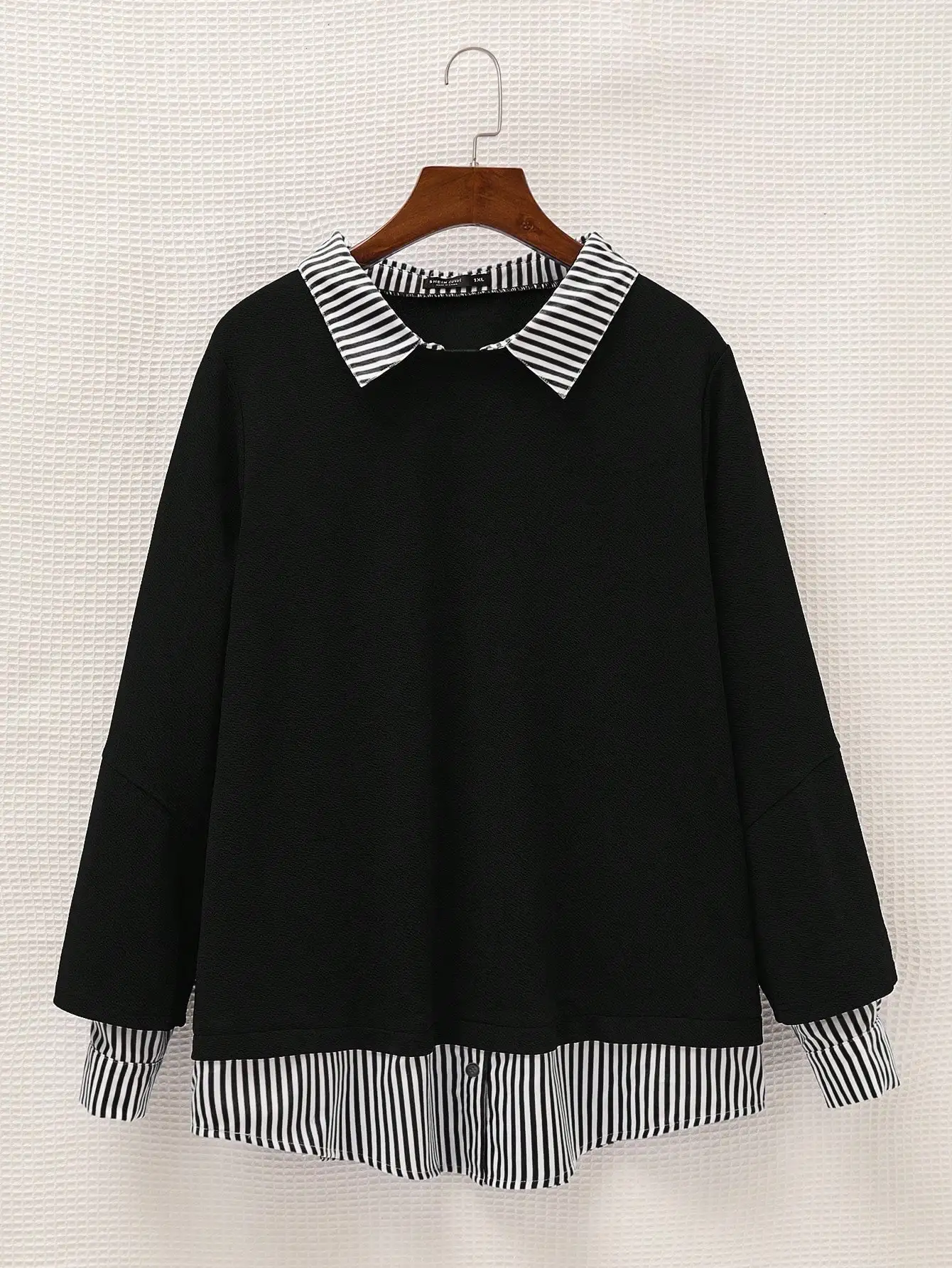 

Свитшот черного цвета больших размеров с полосатым воротником и подолом, повседневный многослойный образ для осени и зимы