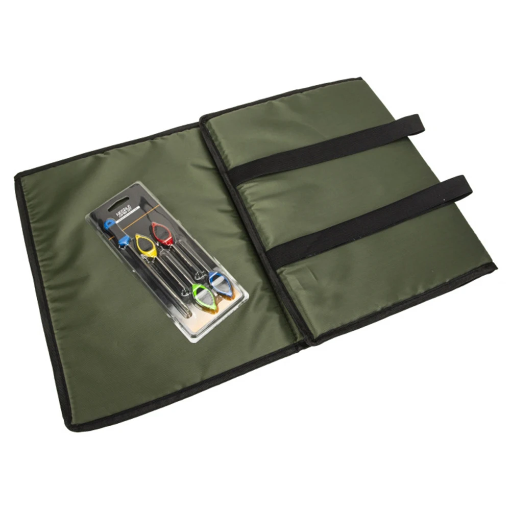 

Carp Fishing Unhooking Mat, Portable 3 Fold Fishes Protect Pad Multipurpose Seat Pad with 5 Lure Needles for Fishing