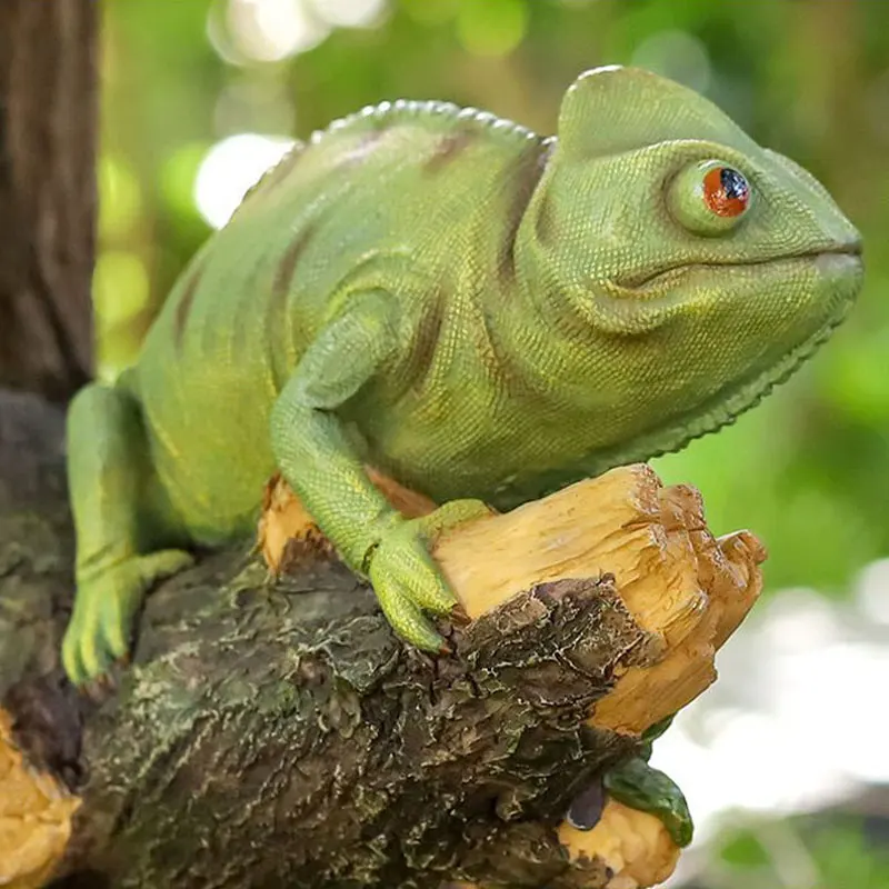 Outdoor Courtyard Garden Resin Imitation Chameleon Tree Hanging Animal Garden Landscape Light