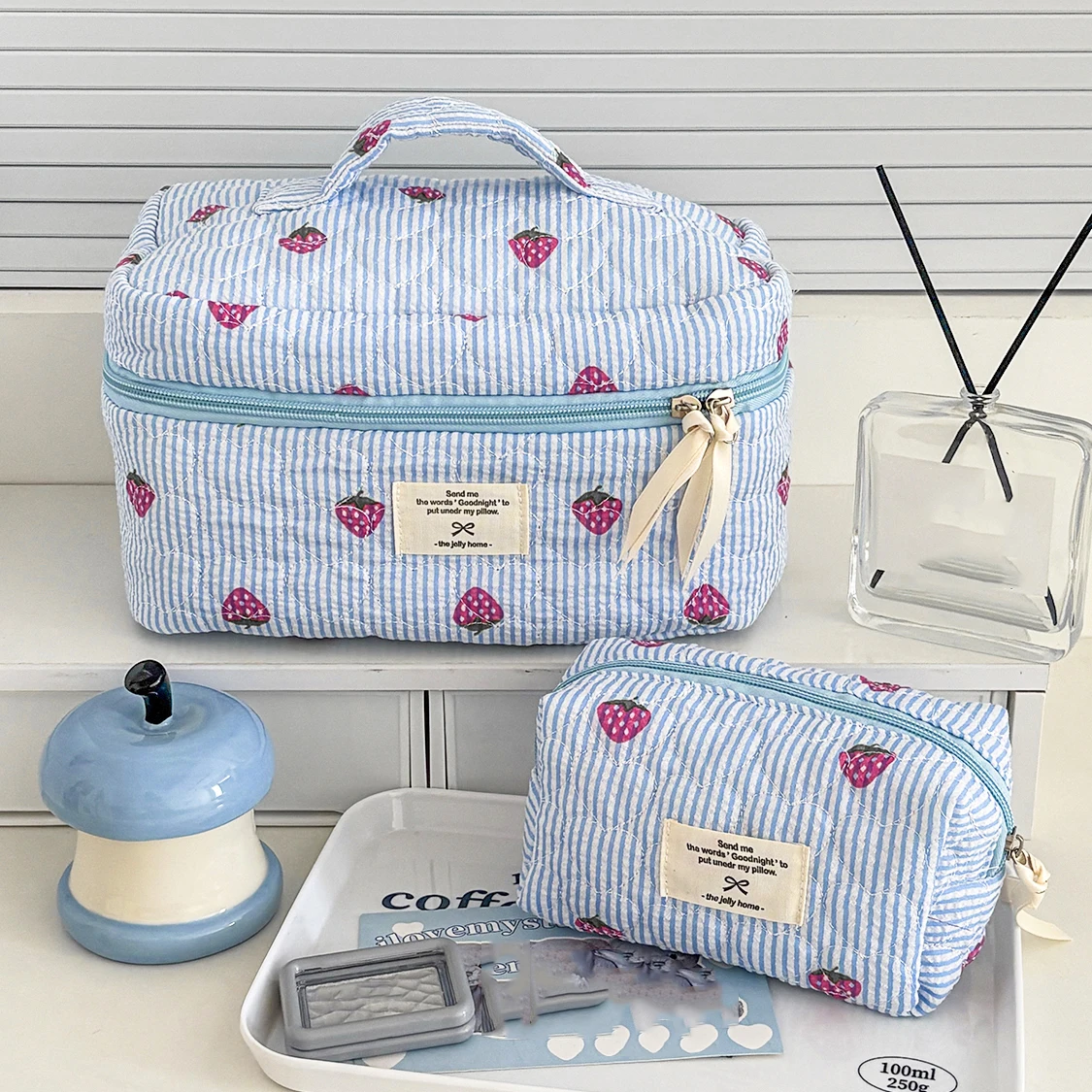 Venta al por mayor, bolsa de almacenamiento de cosméticos para mujer con fresa bonita azul, bolsa de maquillaje para artículos de tocador de gran capacidad, bolso acolchado para mujer