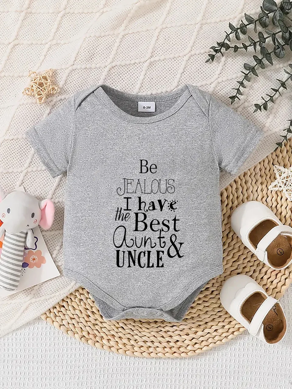 Baby short-sleeved triangle bodysuit, fun letter print, button design, easy to care for, suitable for new parents.