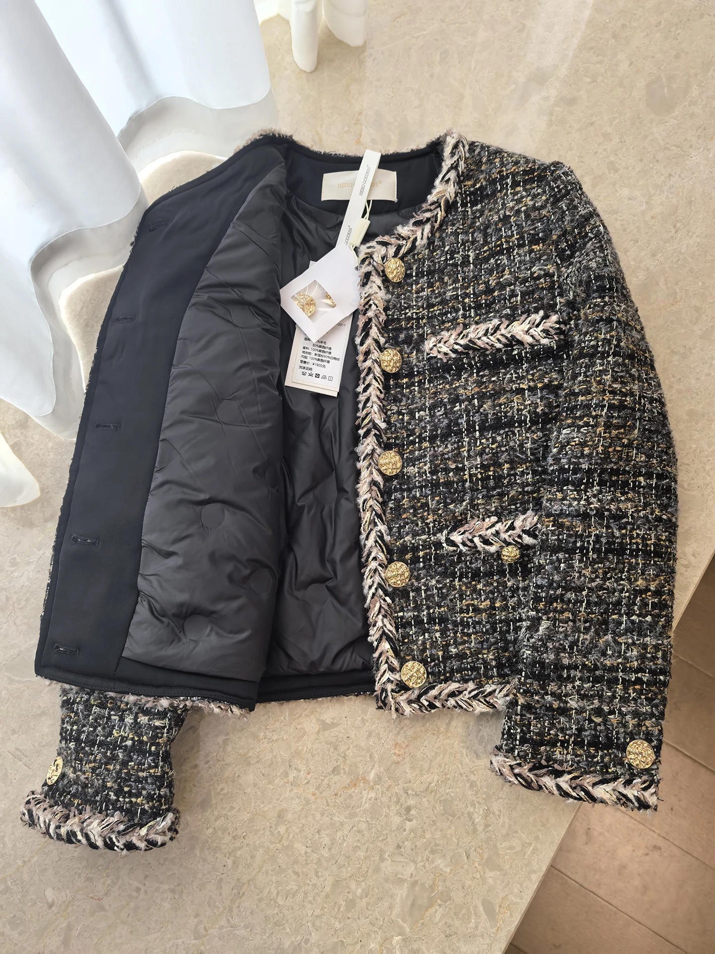 

Elegant Short Puffer Jacket Women's Fashionable Chic Style Lightweight Luxury Winter Coat Cotton Quilted round Neck Button down