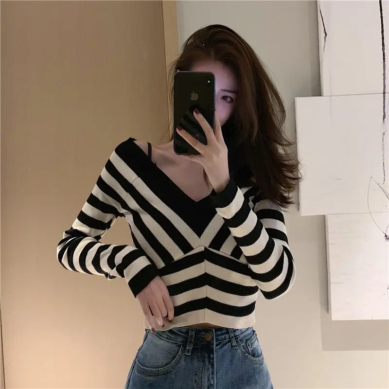 New Internet Celebrity Short Waist Top Korean Style V-neck Striped Knitted Sweater Long Sleeved Sweater Trendy