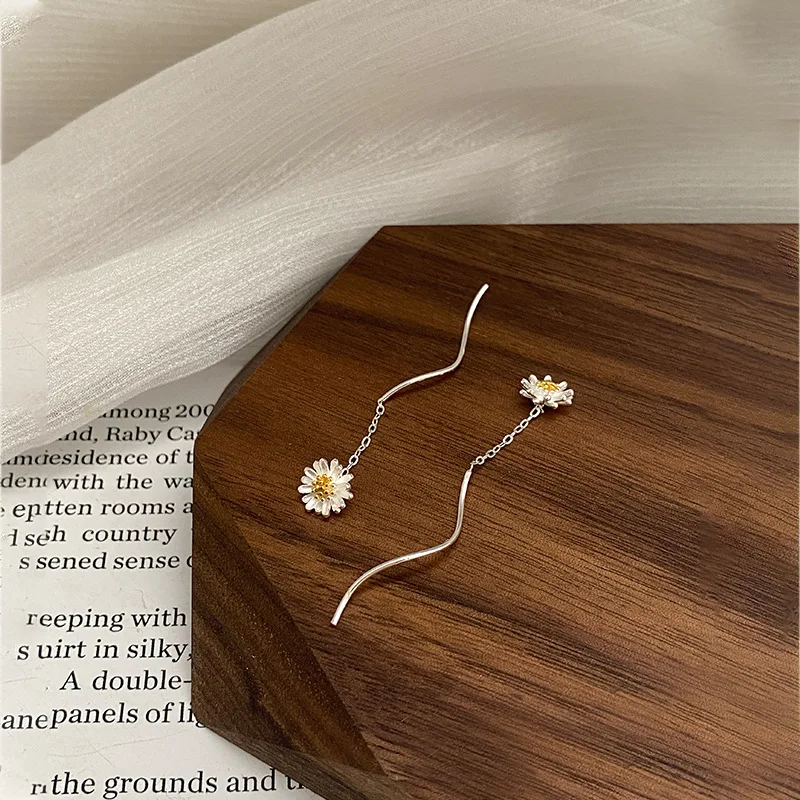 

925 Pure Silver Stud Earrings Korean Version Exquisite Unique Fashionable Fresh Daisy Design Elegant Ear Ornaments for Women