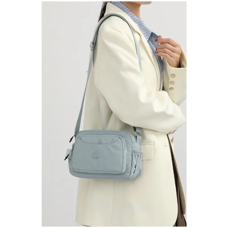 Leichte Nylon-Umhängetasche mit verstellbarem breitem Riemen, mehrschichtige Handtasche, Schultertasche, Messenger-Tasche für Damen im Alltag – Detail 8