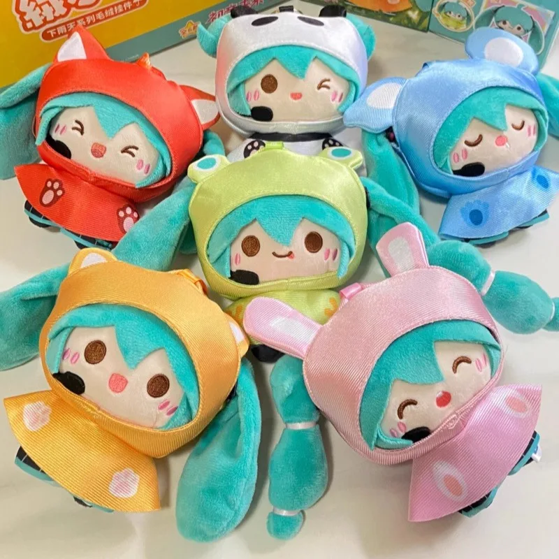 

Оригинальная бархатная кукла Хацунэ Мику, серия «Дождливый день», слепая коробка, аниме-фигурка Мику, плюшевая игрушка-сюрприз, рюкзак, подвеска, подарок на день рождения