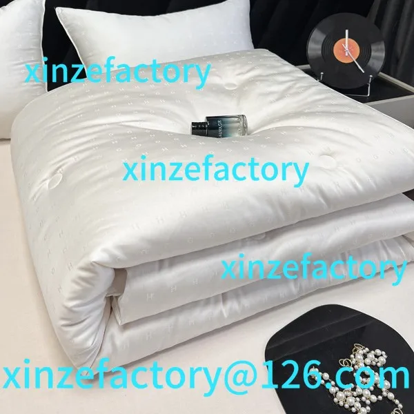 

Customizable small jacquard close-fitting spring and autumn thickened season quilt core