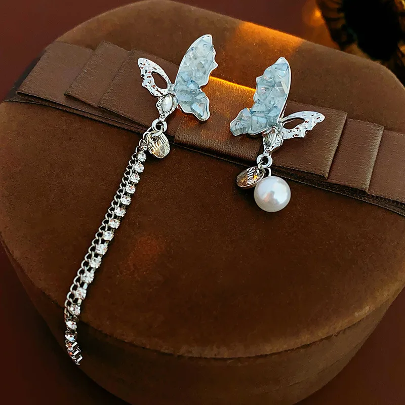 Eingelegte Strass baumelnde Ohrringe asymmetrische Kristall Schmetterling Quaste Tropfen Ohrringe elegante Imitation Perle Schmuck Hochzeit K