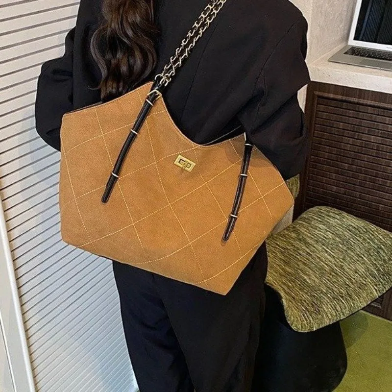 

Elegant Ladies Handbag for Commuting, Work and Travel, Simple and Cute Design with Maillard Elements