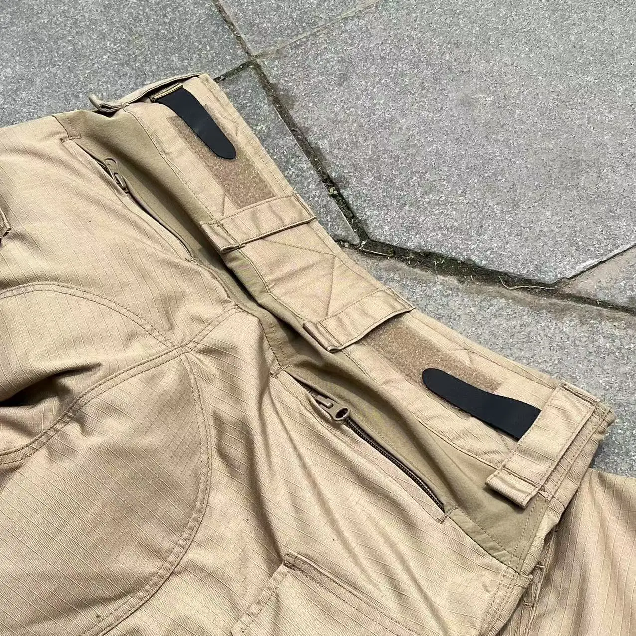 

Боевые брюки цвета хаки, устойчивые к царапинам и прочные.