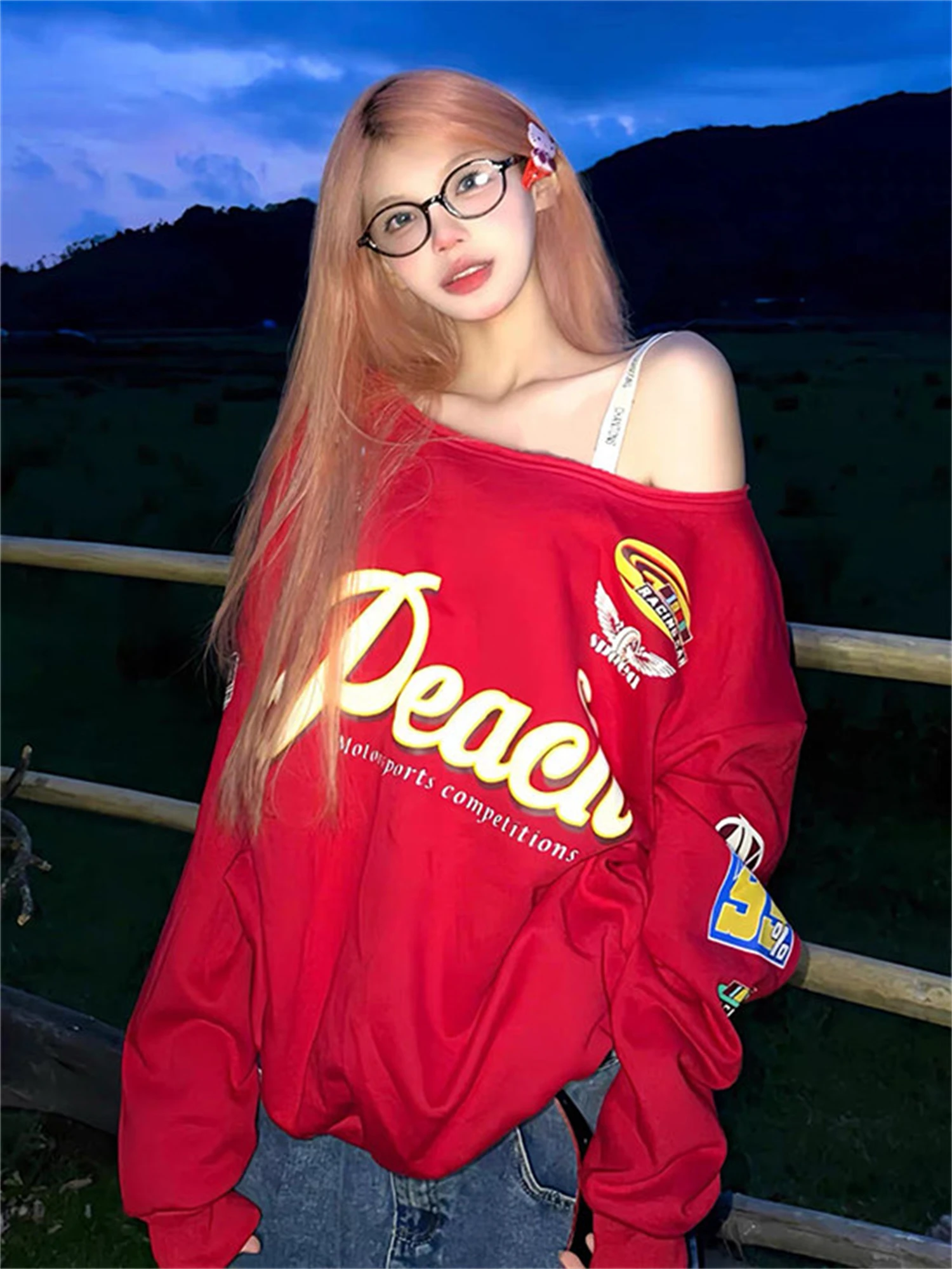 

Женская красная толстовка с открытыми плечами, персиковый принт с буквами, нашивка на рукаве, трендовый уличный стиль, повседневный модный топ 2025