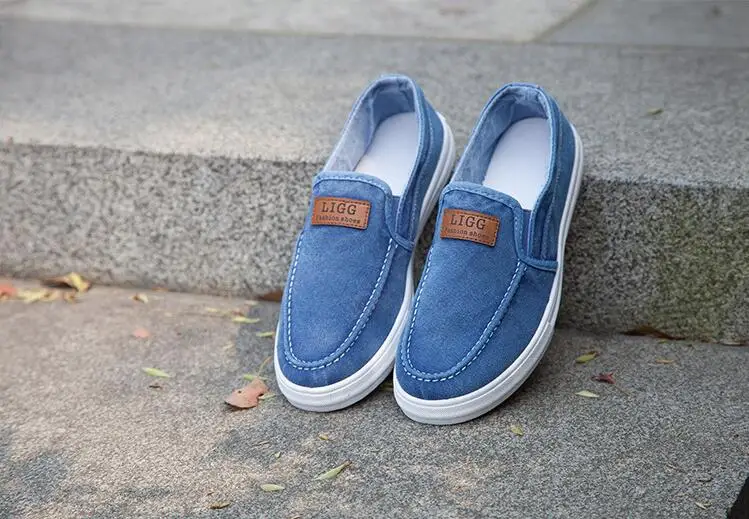 Sepatu kasual pria bersirkulasi kanvas Denim Sneakers pria berjalan datar musim semi musim panas ringan Slip-on sepatu loafer pria