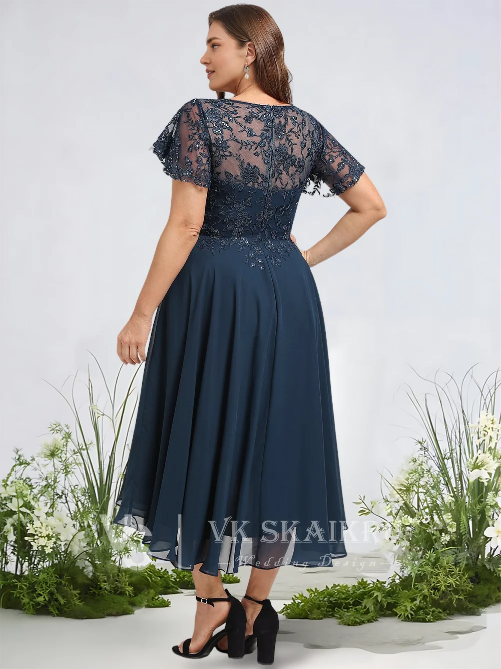 B Abiti da cocktail blu scuro 2025 Abito da sera asimmetrico a trapezio in chiffon di pizzo con volant e paillettes Manica corta Zip posteriore