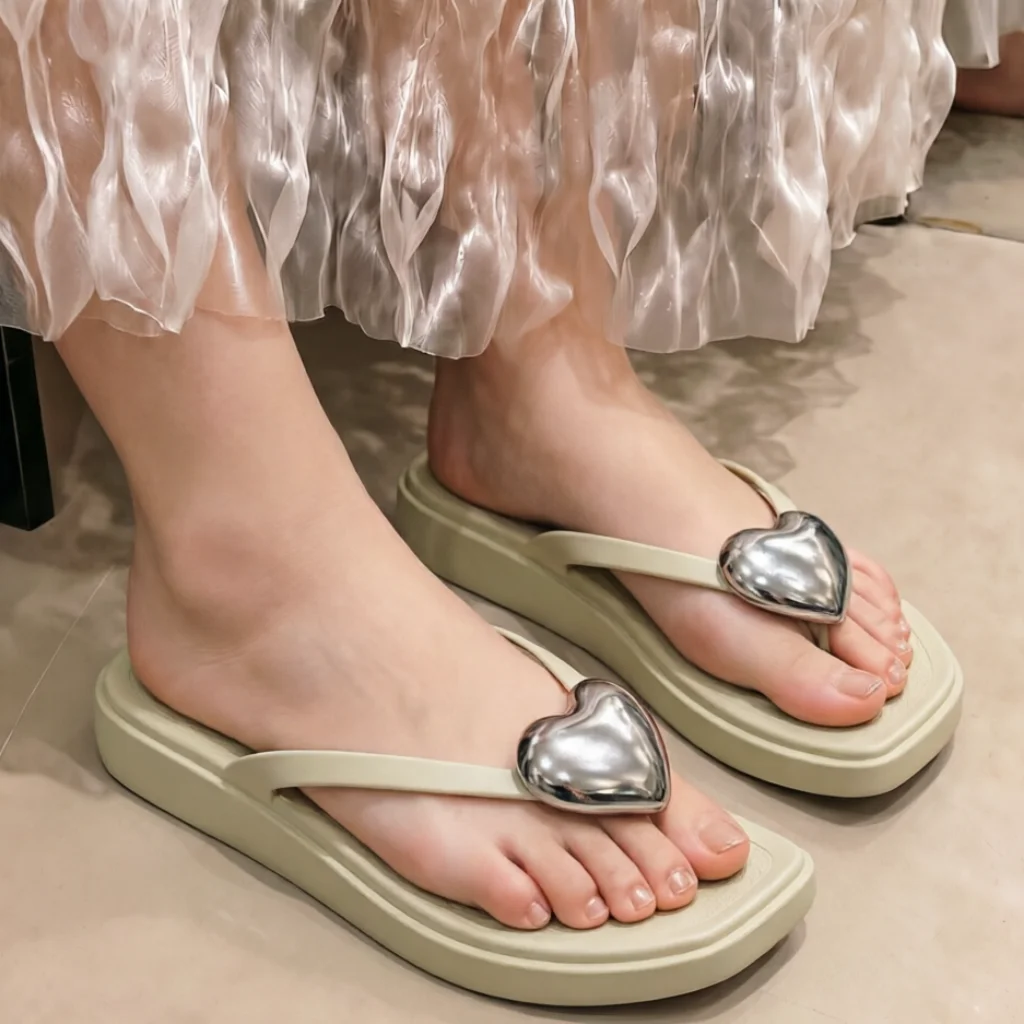Summer Fashionable Sliver Heart Flats Flip Flops Women's Soft Soled Clip To Sandals Woman Square Toe Beach Vacation Slippers