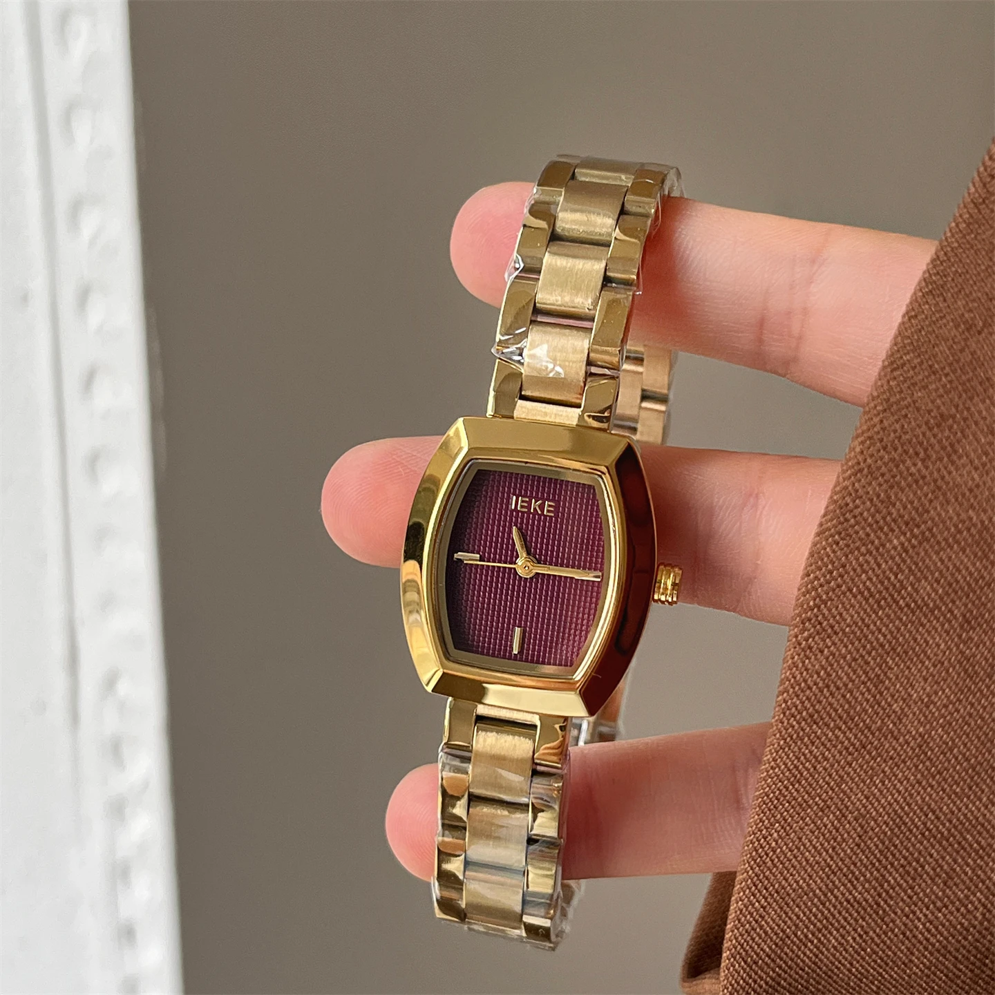 

Exquisite women's wristwatch, retro-style, light luxury, high-end chain quartz watch, trendy women's watch and accessory.