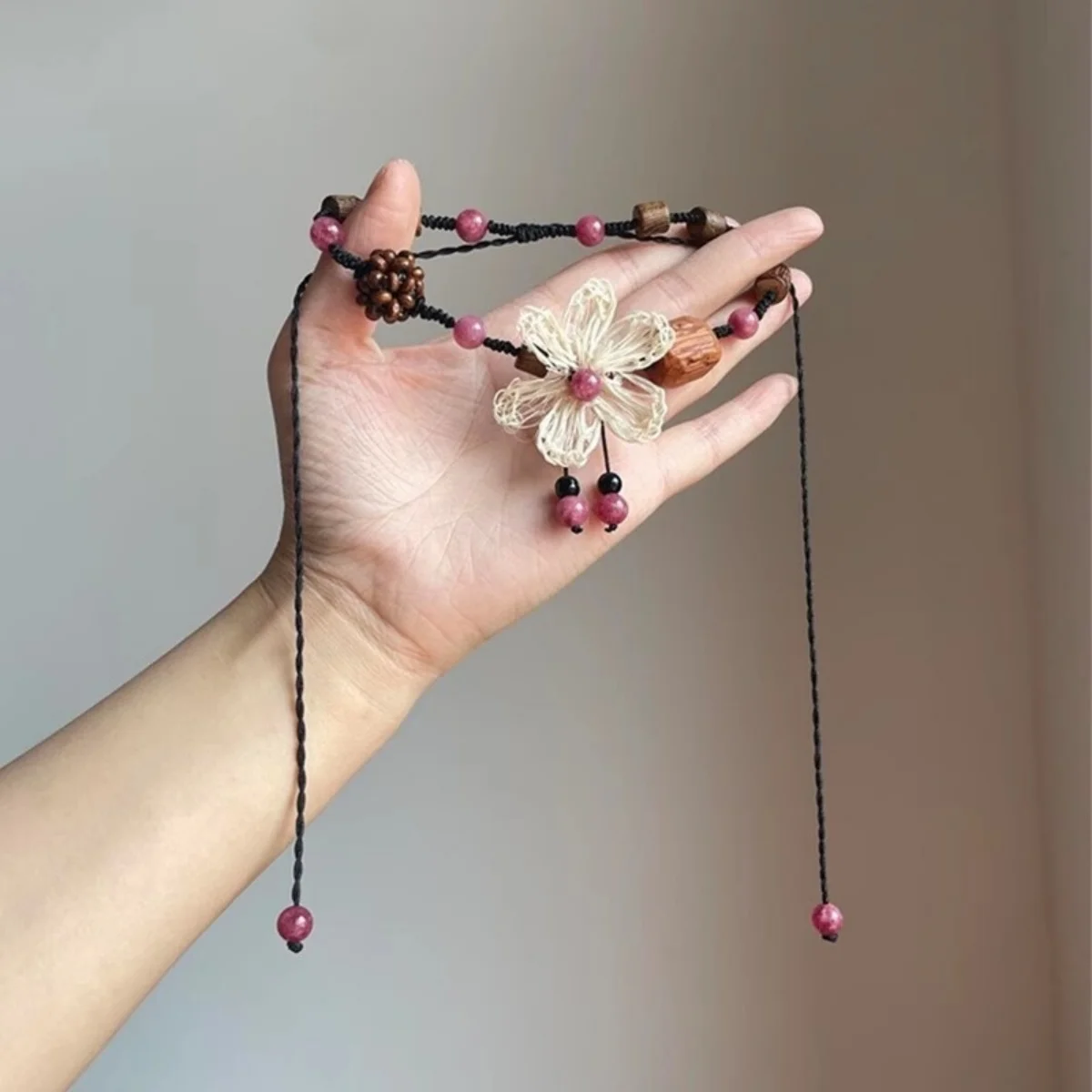 Ethnische handgewebte Strohblumen-Anhängerkette für Frauen, rosa Naturstein, Holzperlen, lange Kette, Pulloverkette, Boho-Schmuck – Detail 24