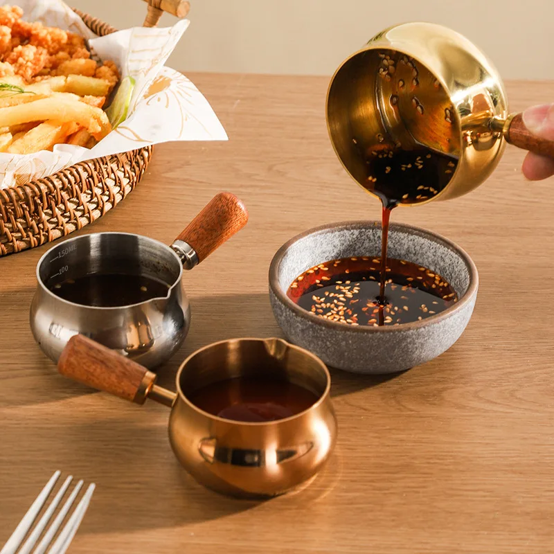 Filete de cocina, carne, pimienta negra, salsa de tomate, barbacoa al aire libre, patatas fritas para el hogar, platos de condimentos, salsa, vajilla para barcos