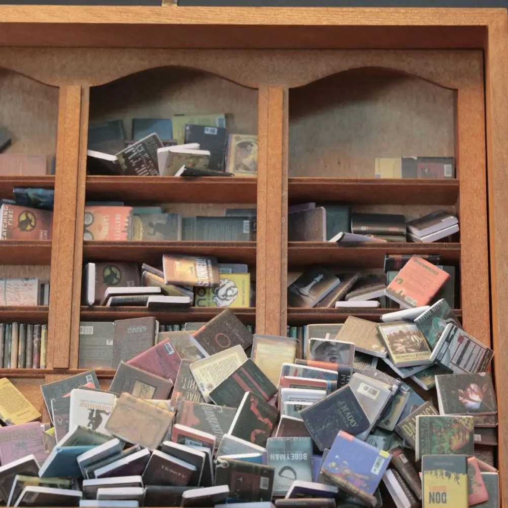 

Миниатюрная книжная полка для кукольного домика, миниатюрная книжная полка, набор украшений с 300 мини-книгами для облегчения тревоги, декор для домашнего офиса для книги