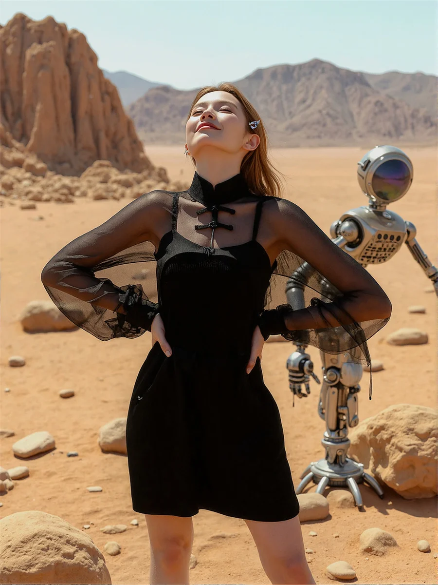 Czarna koszula damska z długim rękawem, patchworkowa, z blokami kolorów, zapinana na guziki, prosty, podstawowy, minimalistyczny styl, modne bluzki damskie, cool.