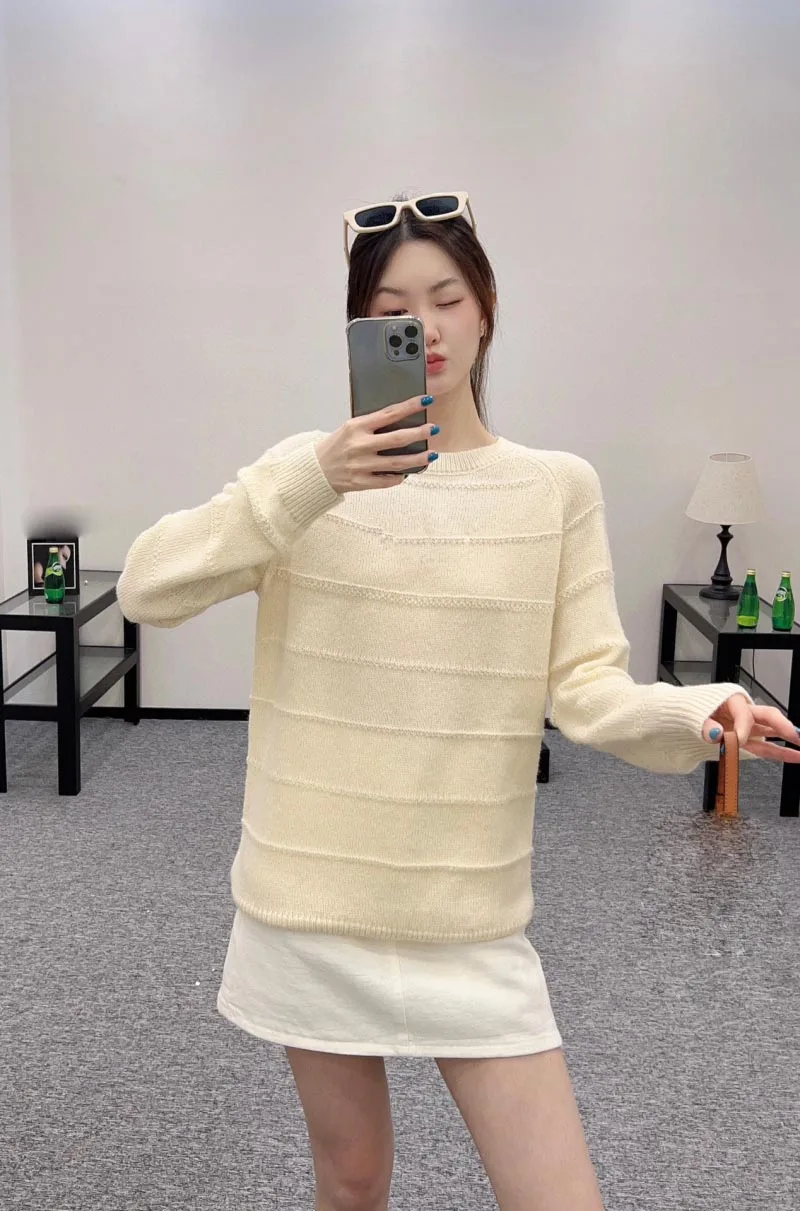 2024 Autumn New Women's Sweater Fashion Exquisite Casual Style Knitted Round Neck Ivory White Horse Sea Hair Sweater Hoodie