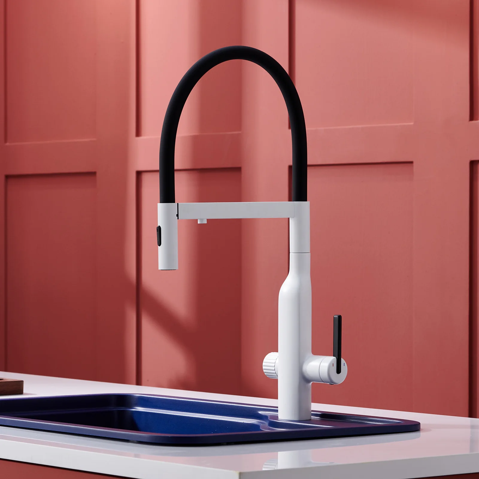 

European style light luxury all copper kitchen faucet, single hole pull-out hot and cold faucet, black gun gray faucet GN632FY