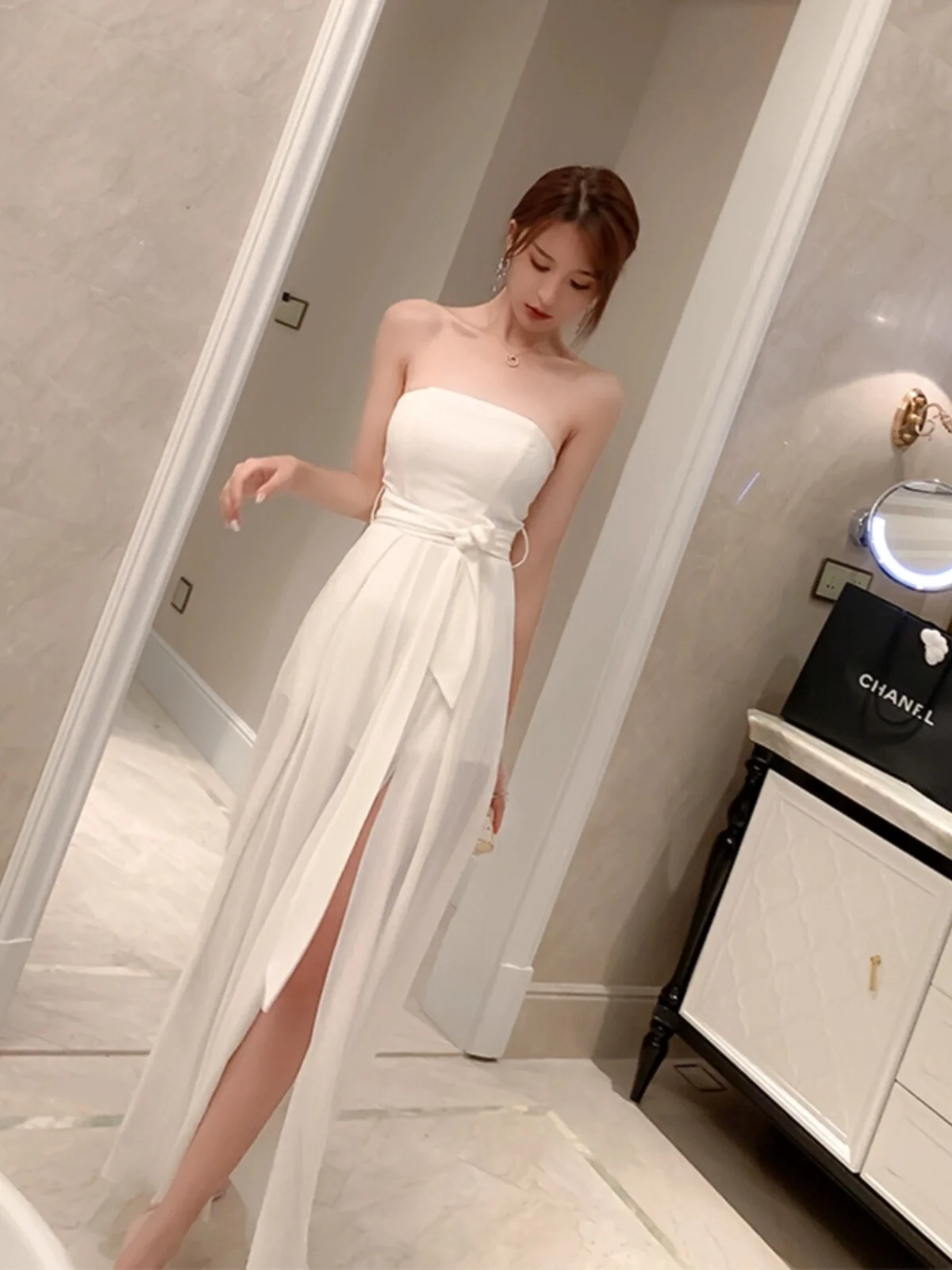 ชุดว่ายน้ำวันพีซสีขาวแบบสายเดี่ยวสำหรับผู้หญิง เซ็กซี่ สายเดี่ยวผูกเอว กางเกงขายาวเอวสูง แฟชั่นใหม่ 2024