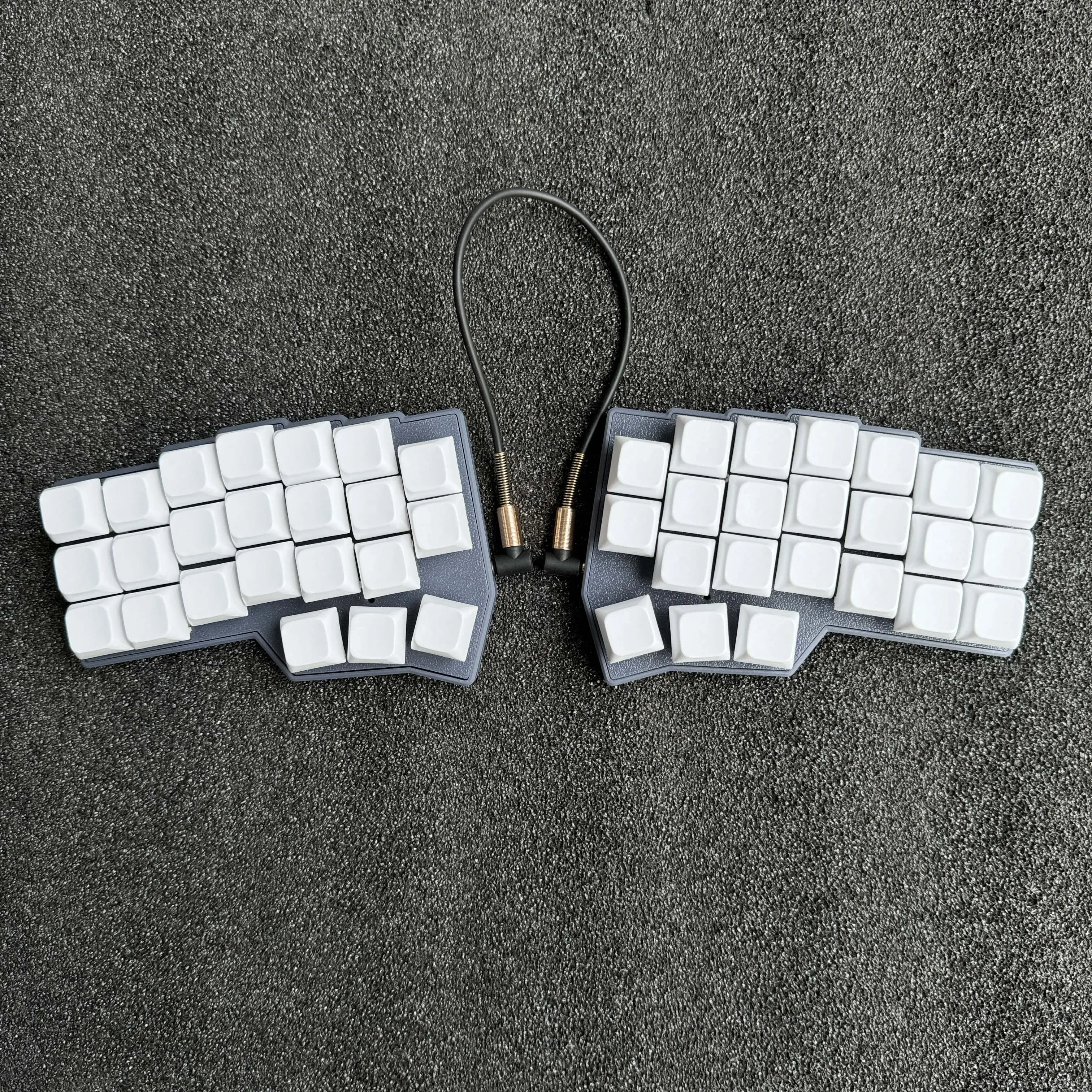 

Corne V4 Split Keyboard Customized RGB Hot Swap Single Mode Wired Split Keyboard for VIAL 46key Ergonomics Corne Keyboard 2040