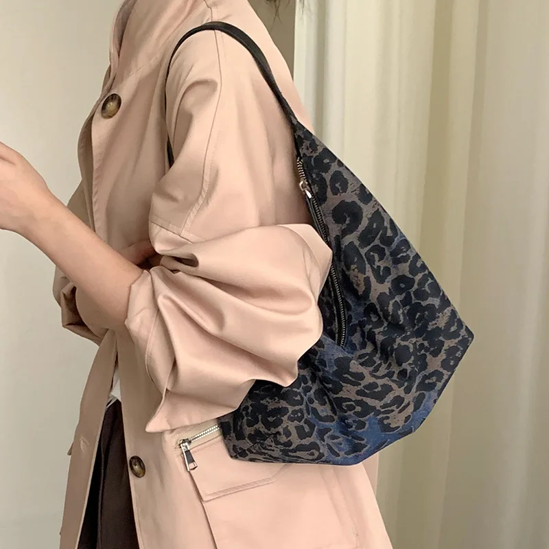 

Синяя дизайнерская роскошная сумка с леопардовым принтом и повседневная джинсовая мягкая нишевая дизайнерская сумка подмышками на одно плечо