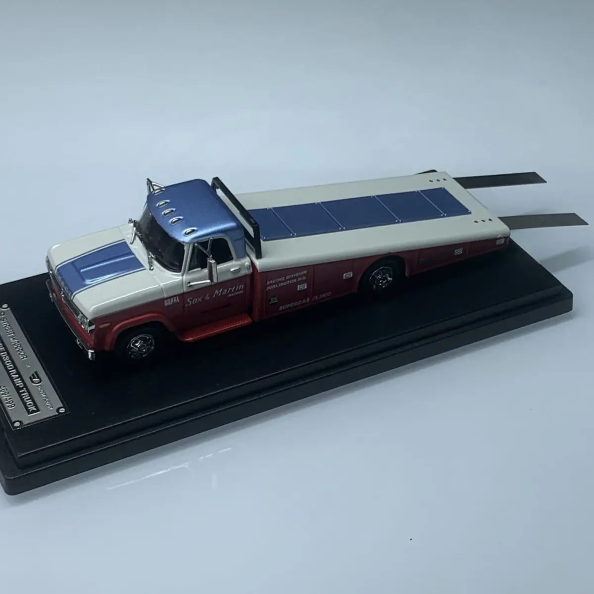 Diecast SW Maßstab 1:64 Dodge D Serie 2. Generation D300 Rampe Trailer Transporter Legierung Auto Modell Sammeln Spielzeug Geschenk Souvenir