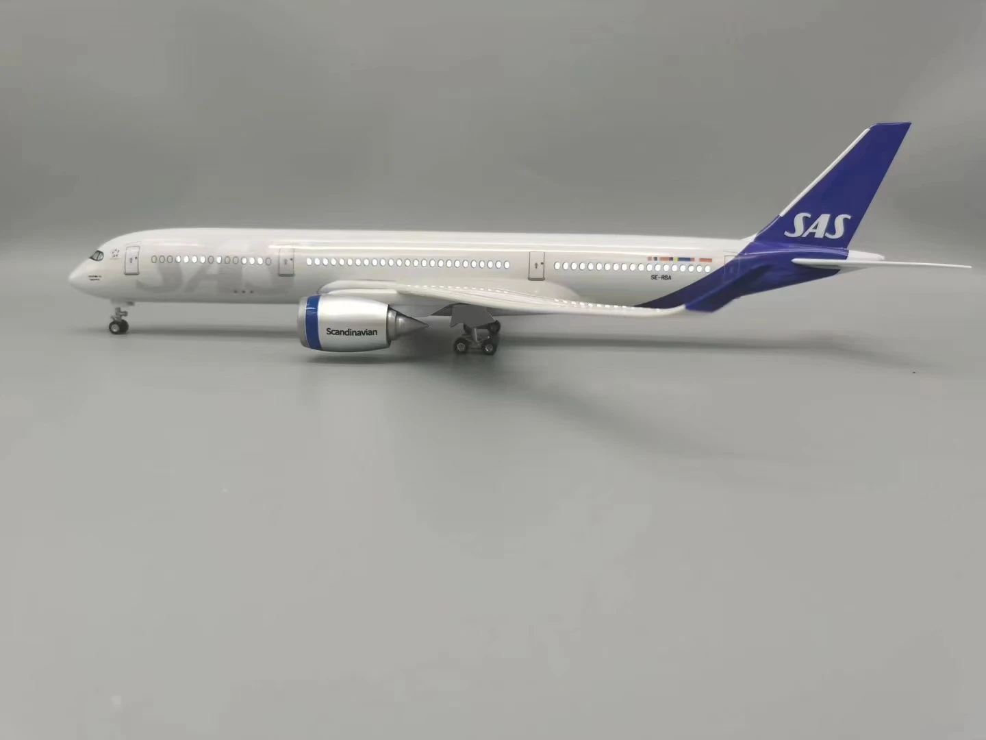 

1:130 Scale Model Plane A350-900 SAS Airplanes Model 47CM Scandinavian Airlines decor Aircraft Diecast for Aviation Enthusiasts