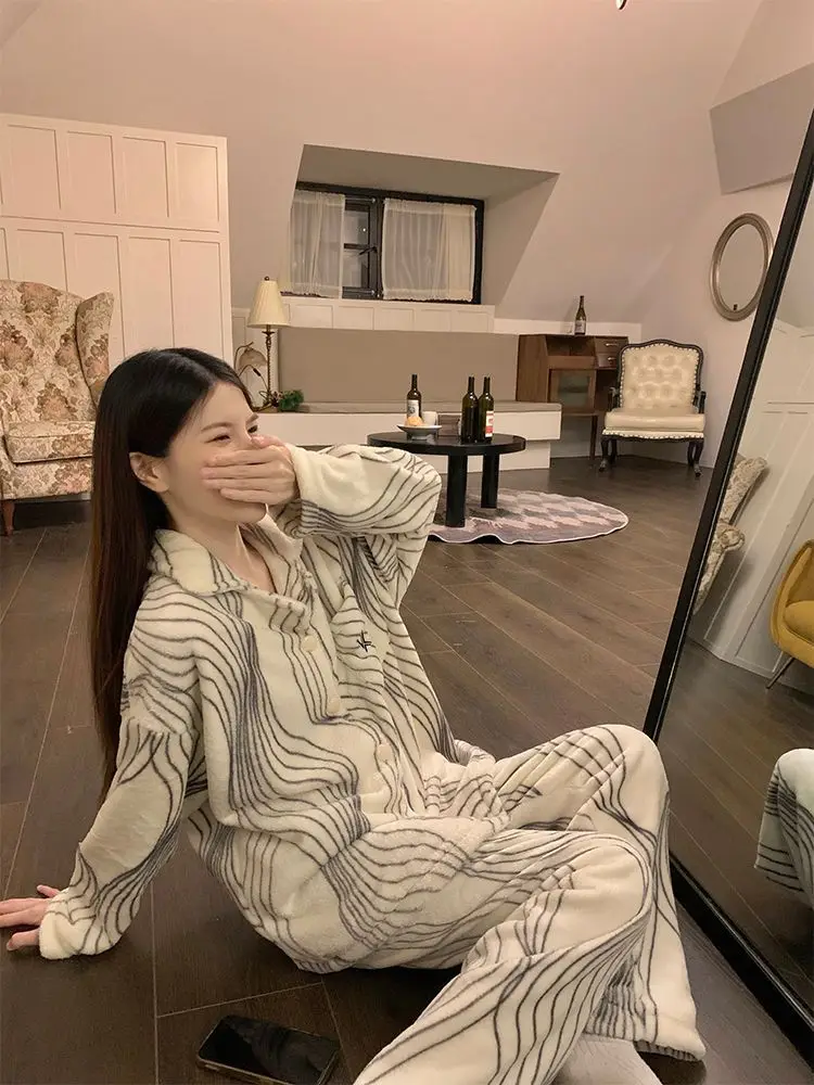 Pigiama da donna elegante a righe irregolari francesi Autunno Inverno addensato in pile di corallo caldo abbigliamento casual di fascia alta per la casa 2025