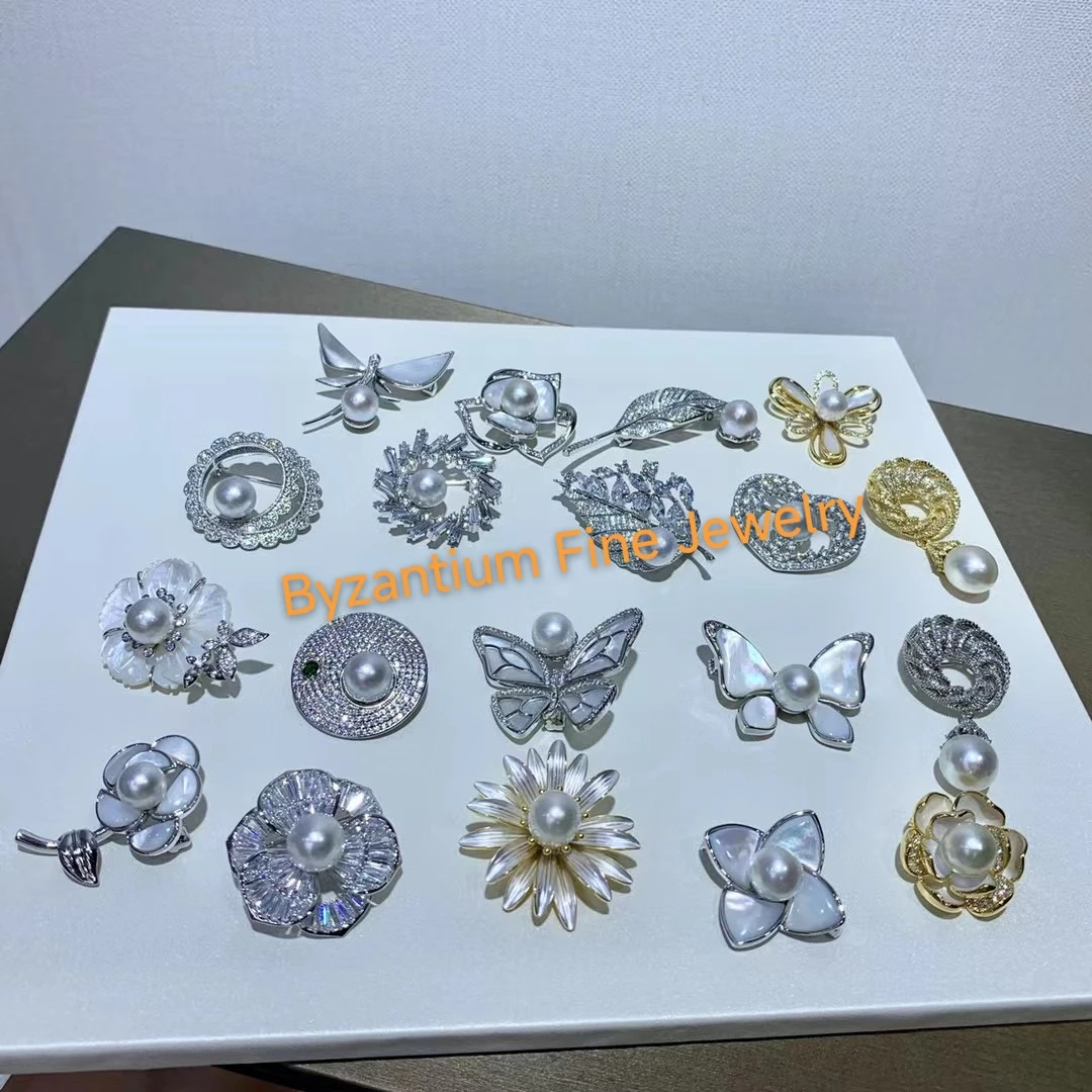 Luxury Women Accessory Vivid 3D Emerald/Sapphire Full Diamond Horse Brooches Auspicious Adornment Colorful Pony Pin For Hat Bag