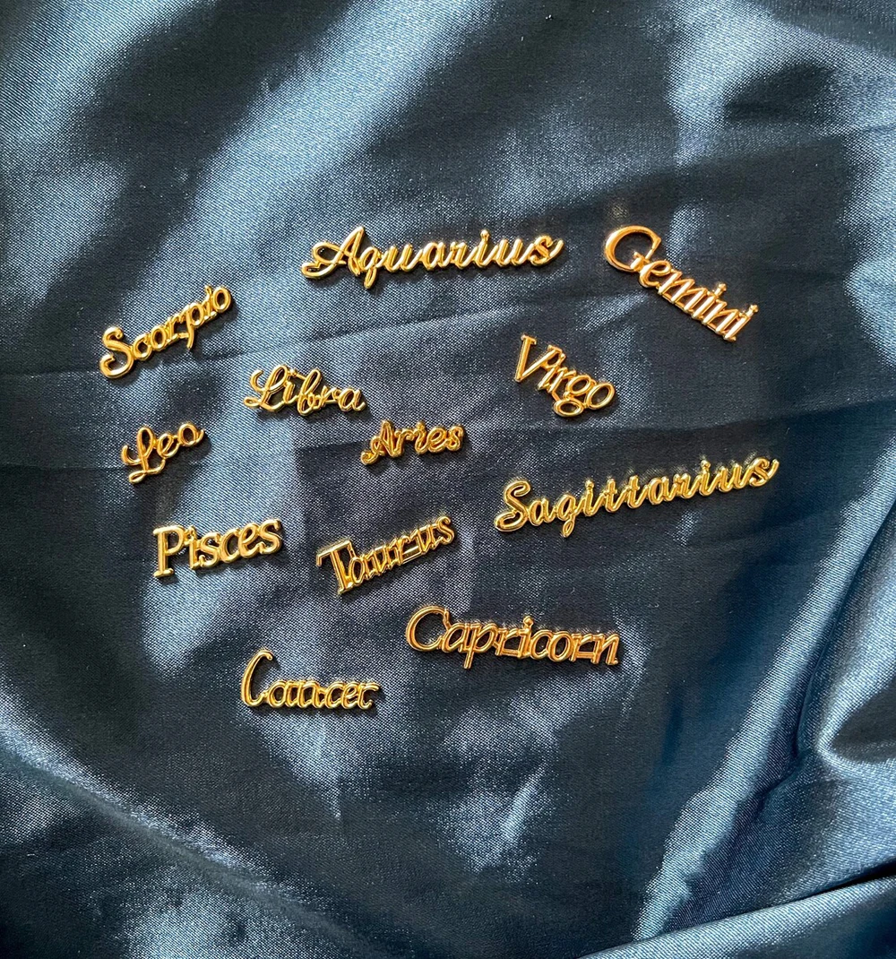 12 ピース/セット 3D ゴールド/シルバー合金星座文字デザインネイルアートチャームアルファベットネイルアートの装飾ジュエリー DIY マニキュア用品