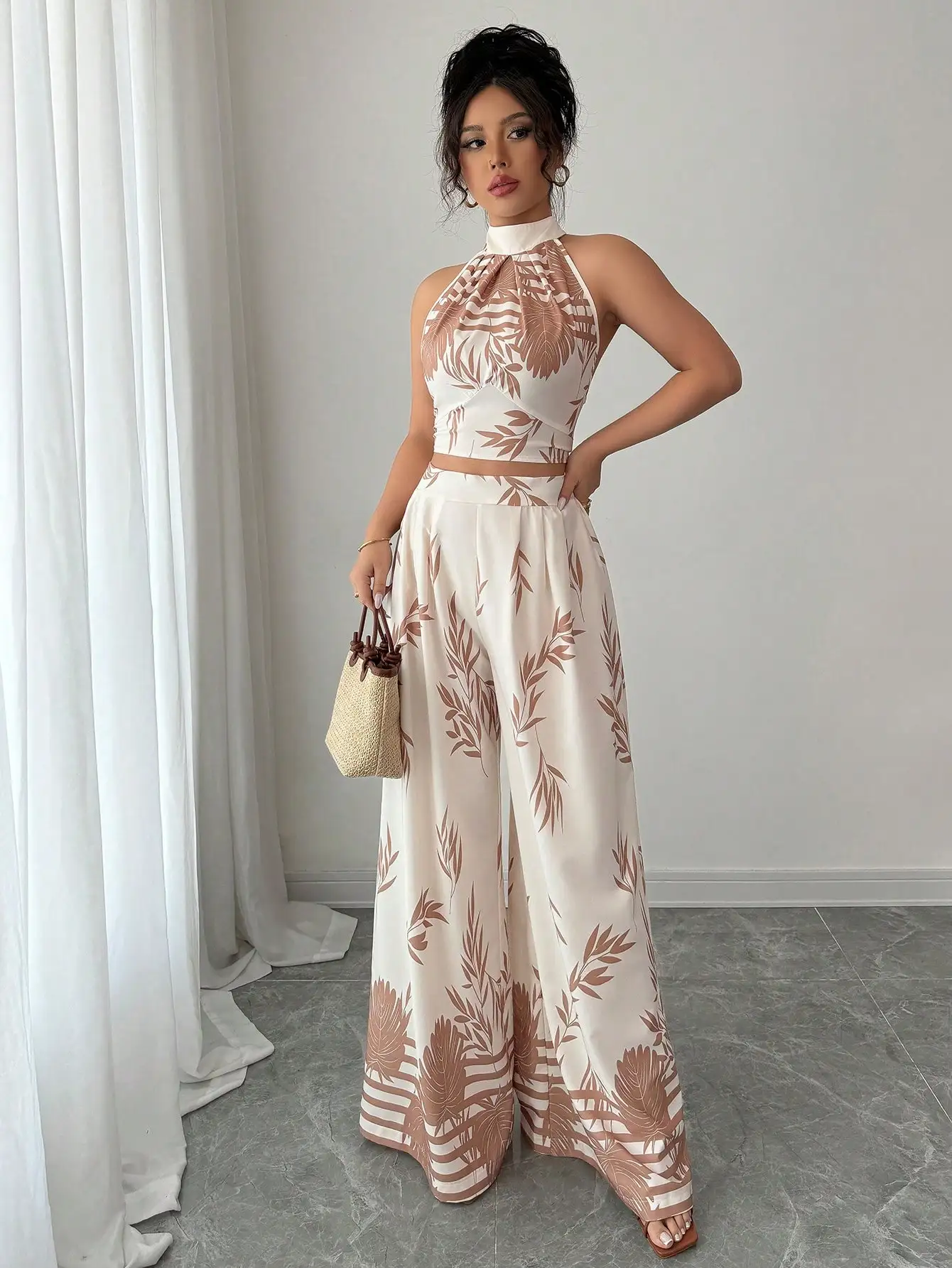 Completo estivo da donna a due pezzi con stampa tropicale, top con collo all'americana e pantaloni a gamba larga.