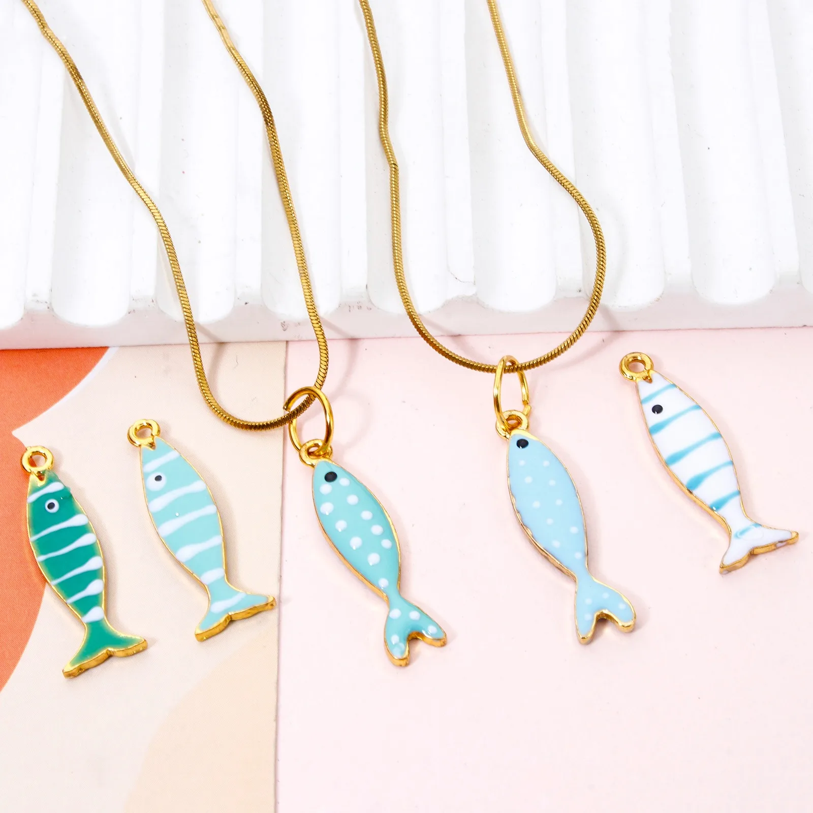 5 Stück Fisch, blau, grün, emaillierte Pailletten, Charms, Zinklegierung, Tieranhänger, DIY-Halskette, Ohrringe für Frauen, Schmuckzubehör – Detail 5