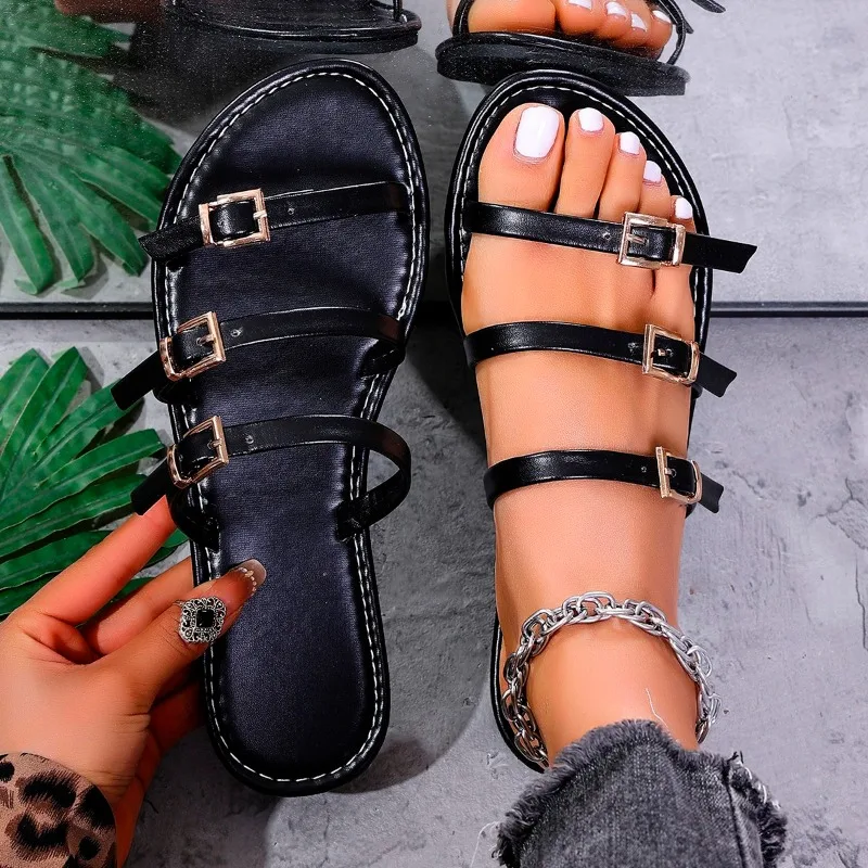 

2025 Новые римские туфли на мягкой подошве с мягким боковым ремешком, новые летние сандалии с круглым носком и открытым носком, металлическая пряжка, женские сандалии на плоской подошве в стиле ретро