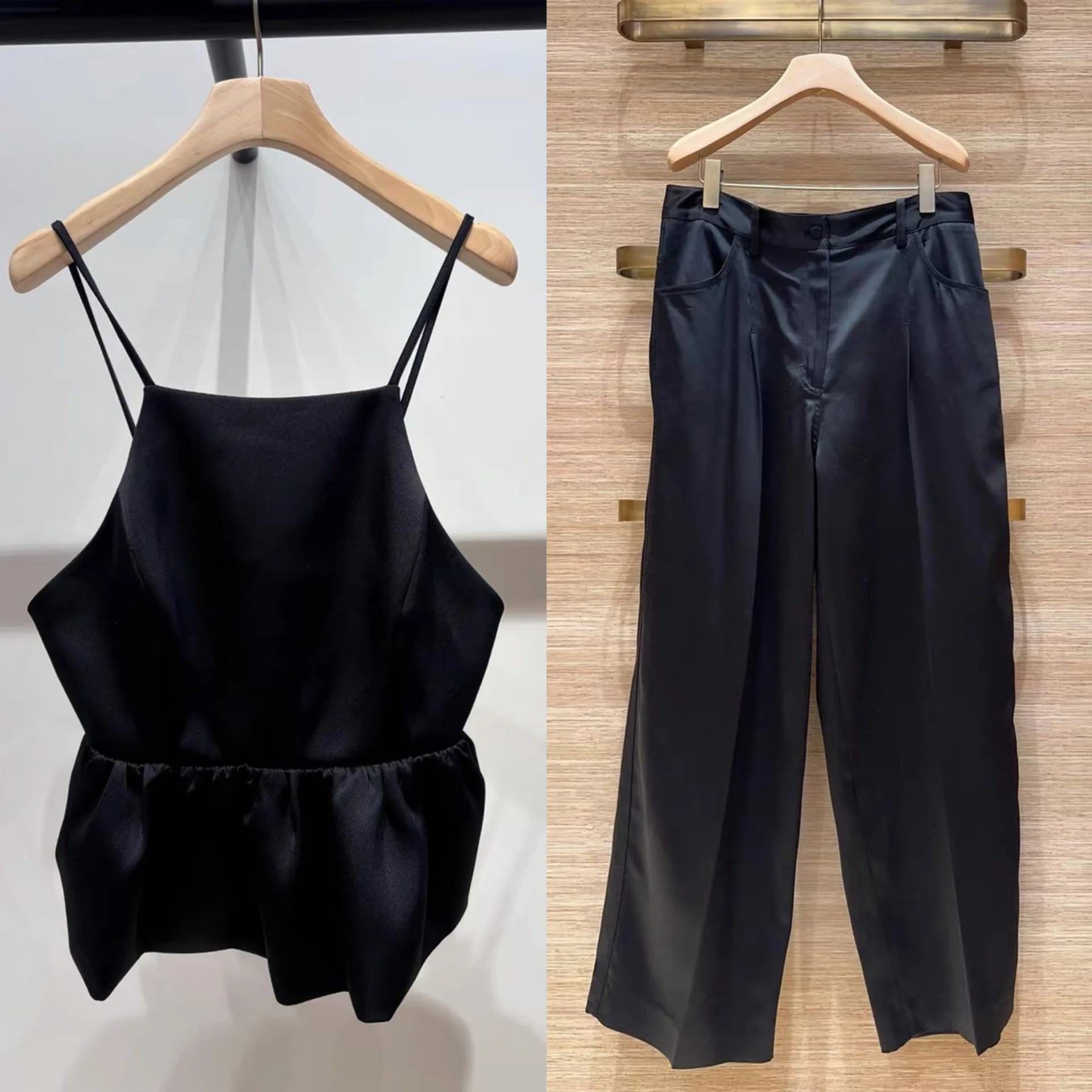 

Комплект женский однотонный на раннюю весну 2026: топ на тонких бретелях с красивым бантом на спине + брюки с высокой талией и широкими штанинами