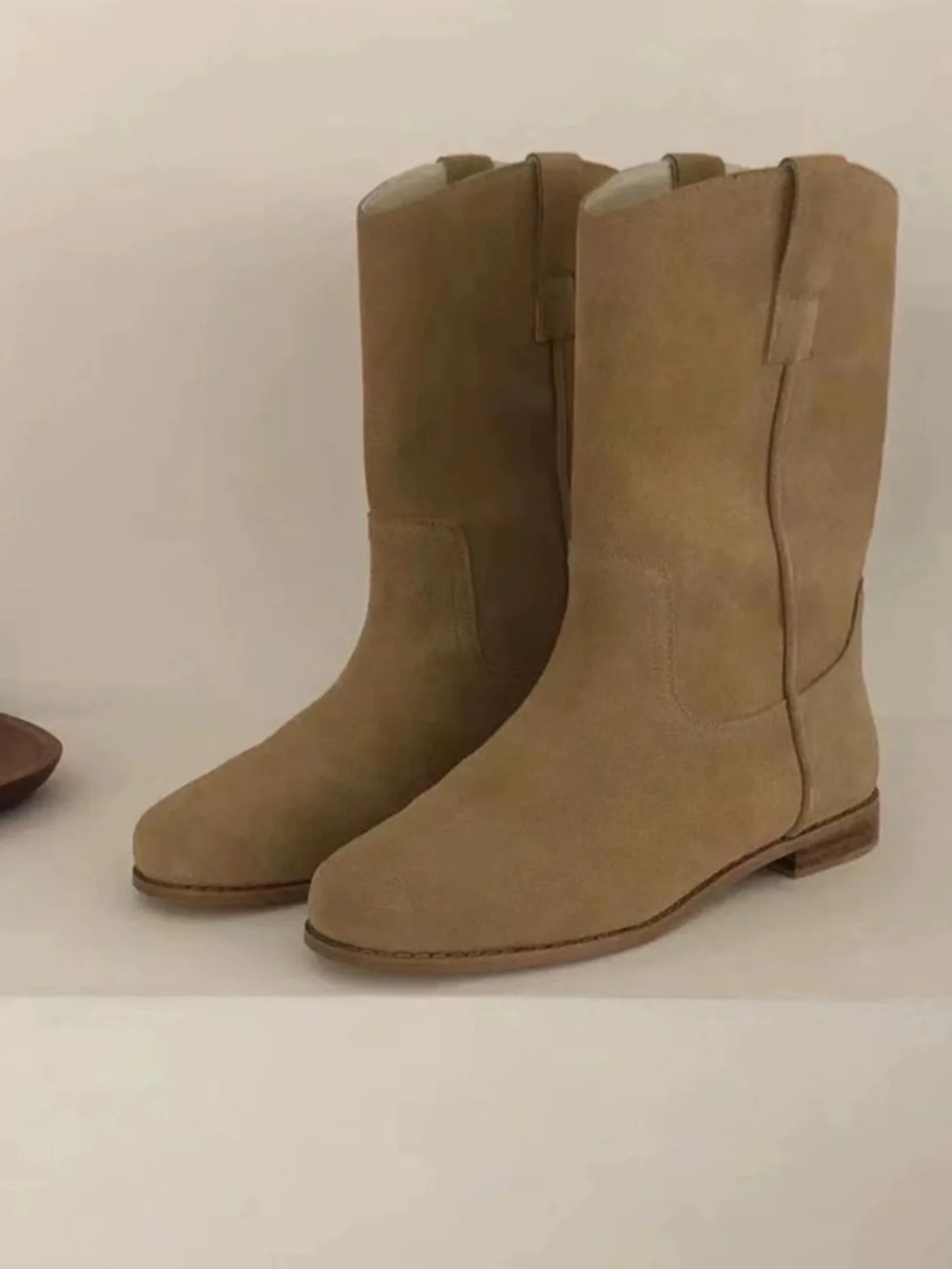 รองเท้าบูทสไตล์คาวบอยสำหรับผู้หญิง แฟชั่นขนเฟอร์ที่ปลายเท้า หัวกลม ส้นหนา รองเท้าบูทสั้นอเนกประสงค์ สวมใส่สบาย เหมาะสำหรับคอสเพลย์ รุ่นปี 2025