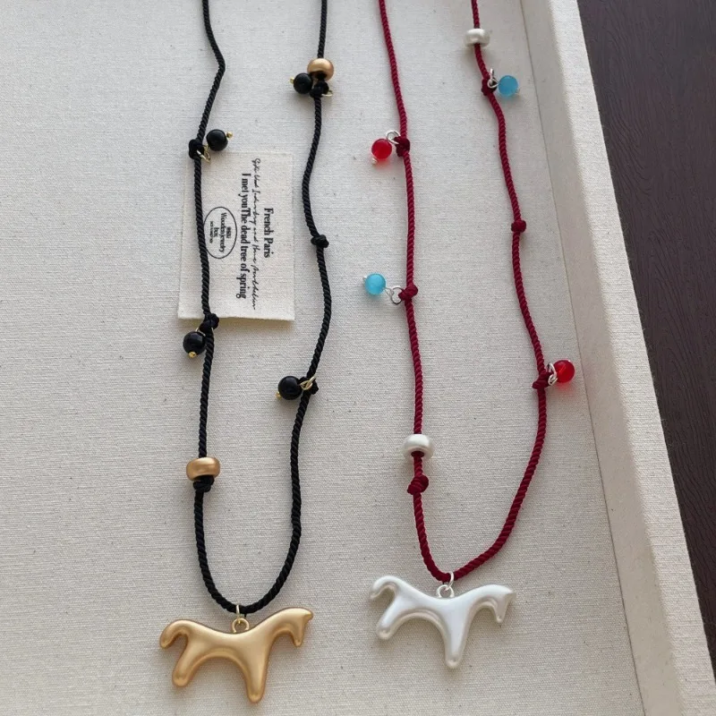 Niedliche matte Cartoon-Pferde-Halsketten mit mehrfarbigen Perlenanhängern für Frauen, glatte Oberfläche, verstellbare Seil-Pulloverkette, Schmuck
